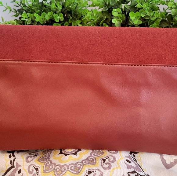 White house black market new with tags woman’s clutch. Includes dust bag. Purse, - Picture 4 of 6